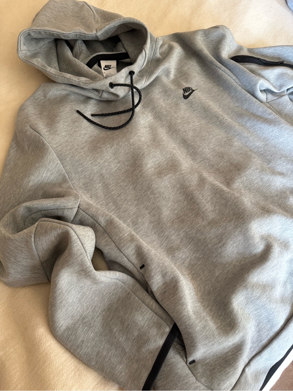 Nike Men’s Sportswear Tech Pullover Hoodie in Heather Grey with Black Trim